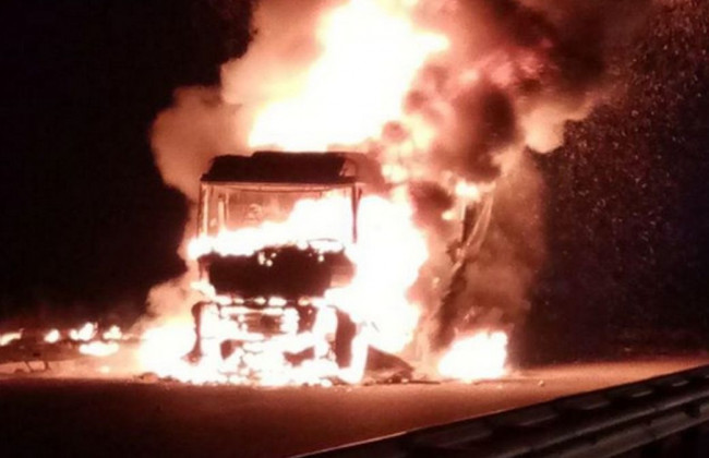Под Киевом возгорание грузовика спровоцировало пожар и масштабное ДТП