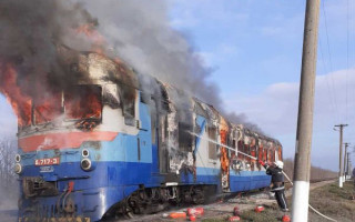 На Миколаївщині на ходу загорівся поїзд: є фото