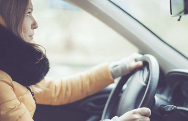 Водителям объяснили, почему опасно ездить за рулем в верхней одежде