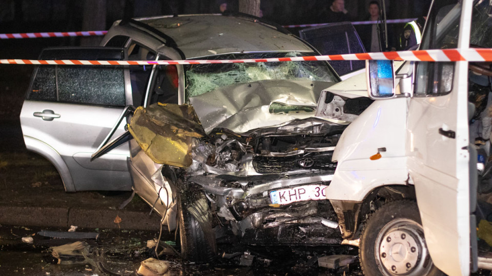 В Киеве два автомобиля столкнулись лоб в лоб: есть погибшие
