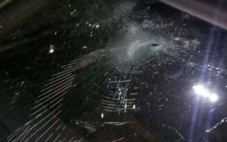 Побила авто: під Києвом п’яна жінка напала на копів