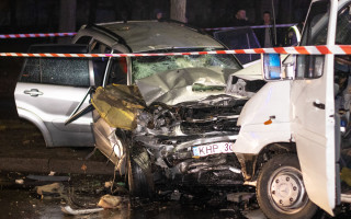 В Киеве два автомобиля столкнулись лоб в лоб: есть погибшие
