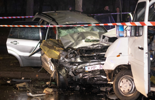В Киеве два автомобиля столкнулись лоб в лоб: есть погибшие