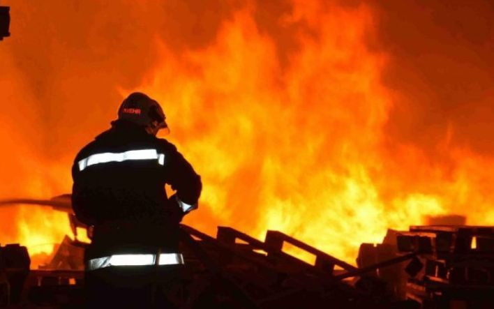 Масштабна пожежа під Києвом: загинув молодий чоловік