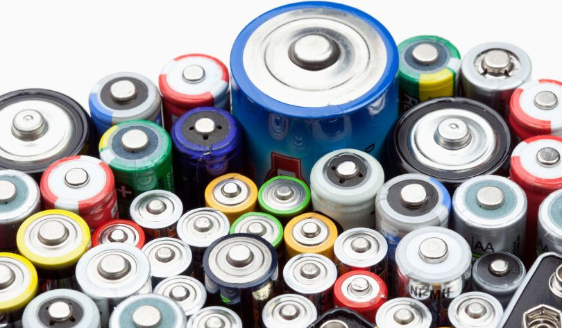 За викинуту у сміття батарейку — штраф: що потрібно знати про новий законопроект