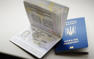 Українцям дозволили фотографуватися на паспорт у головних уборах