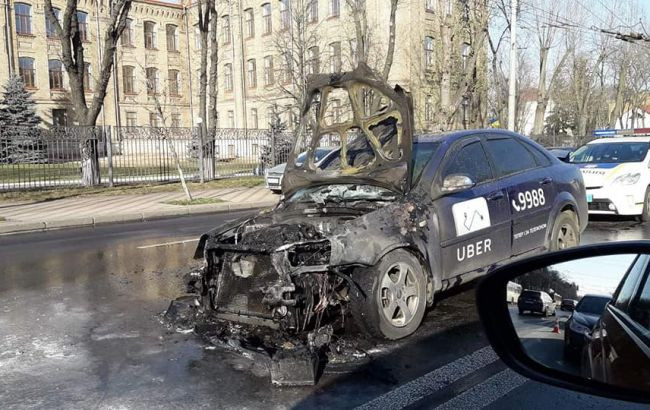В Киеве на ходу загорелось такси, фото