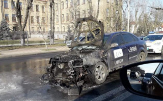 В Киеве на ходу загорелось такси, фото