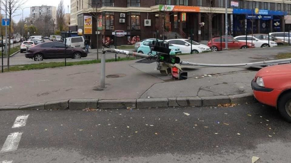 Сильный ветер в Киеве повалил светофор: есть фото