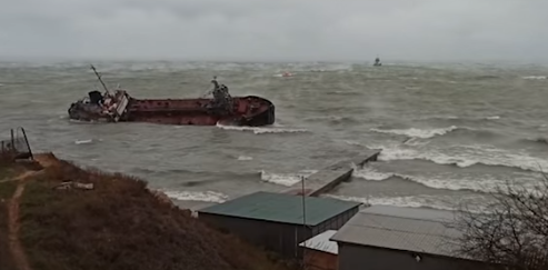 В Одессе из-за шторма перевернулся танкер: проводится спасательная операция, видео