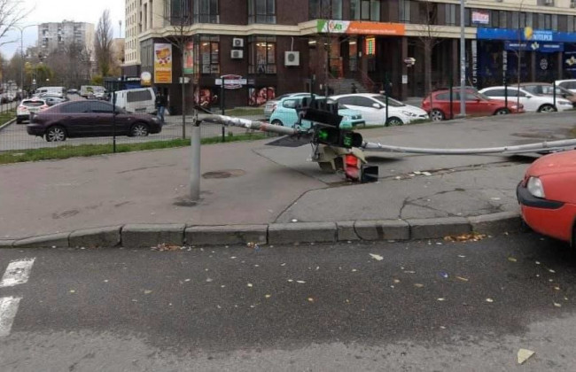 Сильный ветер в Киеве повалил светофор: есть фото