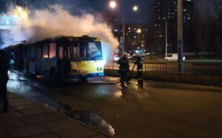 Во Львове загорелся троллейбус с пассажирами, видео