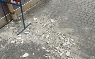 Упала штукатурка на голову: на Буковині дівчину госпіталізували до лікарні