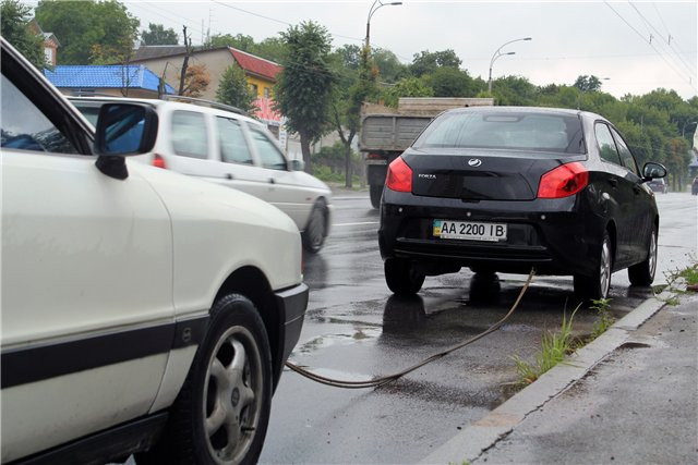 Як правильно буксирувати автомобіль: 4 поради для водіїв