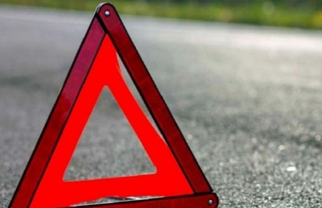 Лежал на дороге: под Харьковом водитель переехал мужчину