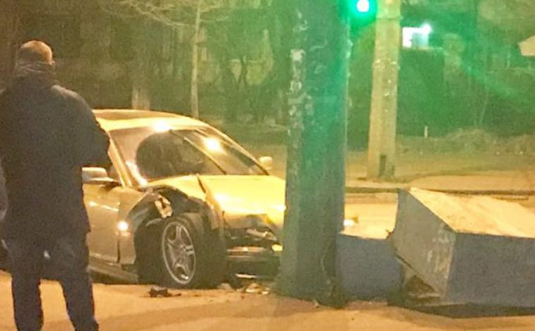 В Киеве BMW на большой скорости врезался в светофор
