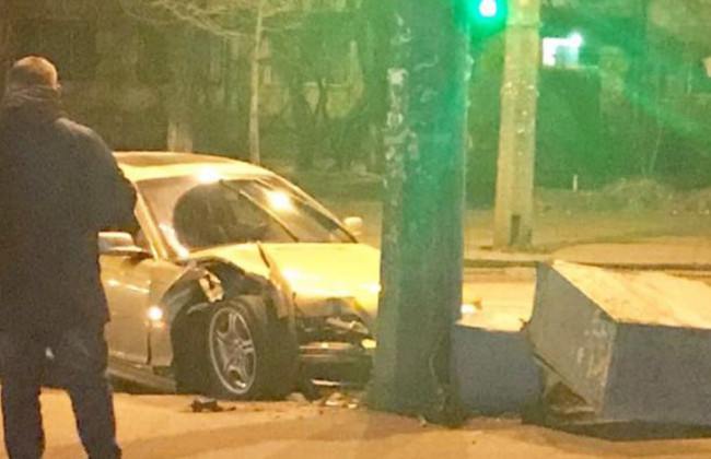 В Киеве BMW на большой скорости врезался в светофор