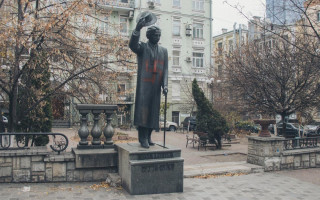 В Киеве неизвестные разрисовали свастикой памятник, фото