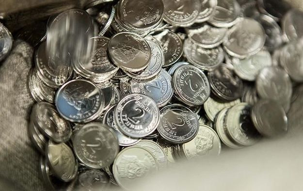 Мішок замість гаманця: українці коментують введення в обіг монет номіналом 5 та 10 гривень