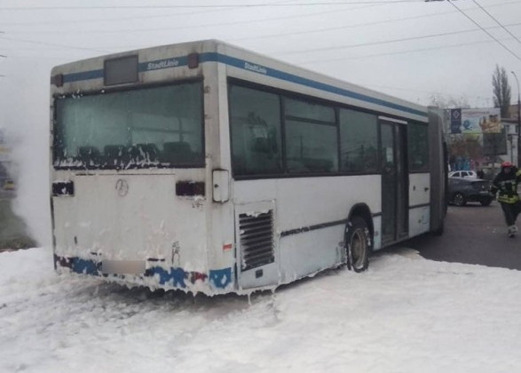 Загорівся на ходу: у Миколаєві пасажири гасили палаючий автобус
