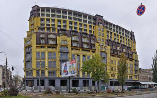 Дом-монстр на Подоле: суд обязал застройщика снести лишние этажи дома