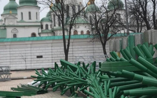 На Софийской площади в Киеве устанавливают новогоднюю елку, фото