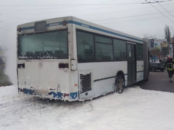 Загорівся на ходу: у Миколаєві пасажири гасили палаючий автобус