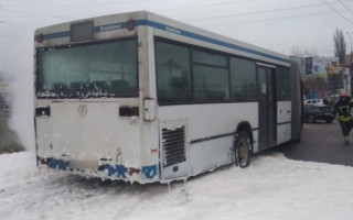 Загорівся на ходу: у Миколаєві пасажири гасили палаючий автобус