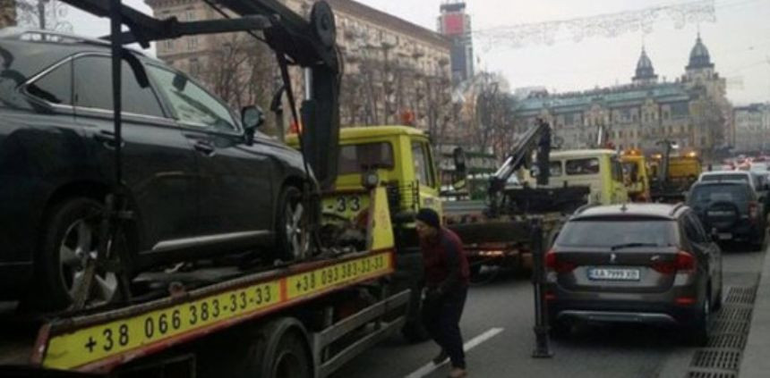 У Києві масово евакуювали автівки: що сталося