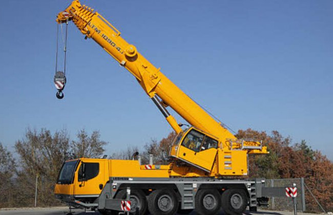 Пропустив кран без сплати митних платежів: у справі митника є подробиці