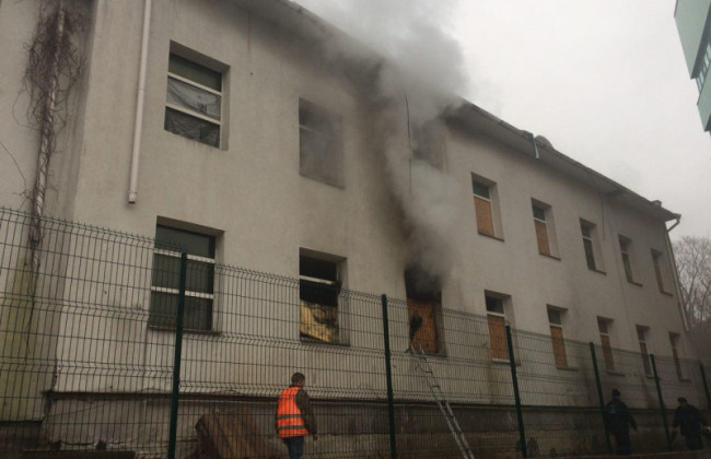 Мощный пожар в киевском институте: есть подробности