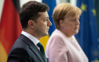 Зеленський обговорив  з Меркель підготовку зустрічі в нормандському форматі