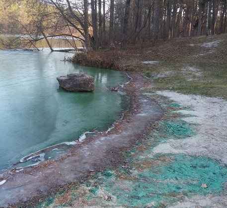 Под Киевом озеро изменило цвет: впечатляющие фото