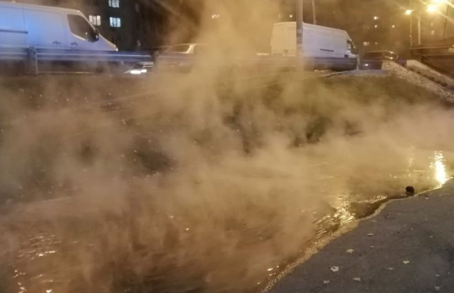 Тротуар залило кипятком: в Киеве прорвало трубопровод