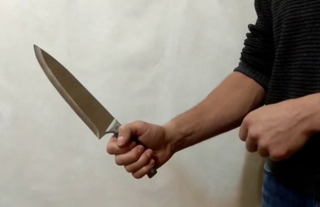 Под Киевом неизвестный с ножом напал на копа