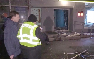 В Киеве подорвали отделение банка: правоохранители задержали подозреваемых