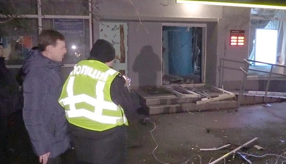 В Киеве подорвали отделение банка: правоохранители задержали подозреваемых