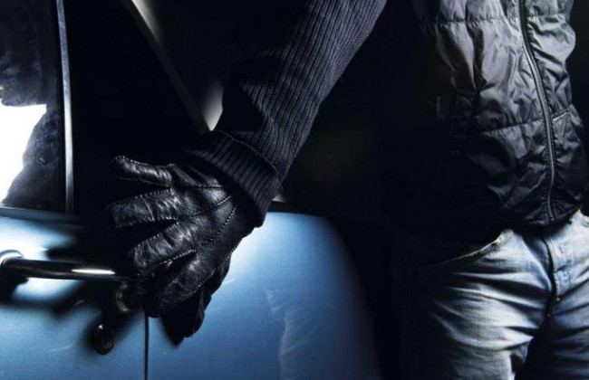 Проколотые шины: водителям назвали популярный вид автомобильной кражи