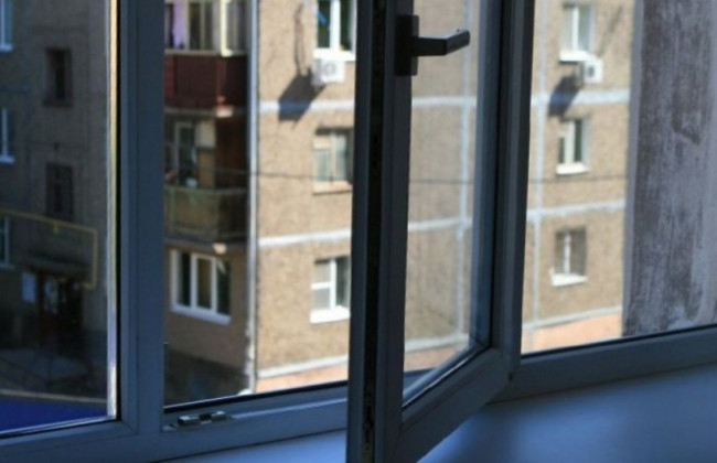 Во Львове из окна квартиры на тринадцатом этаже выпала женщина