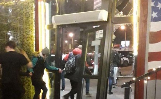 В Киеве автомобиль протаранил пиццерию: появилось видео