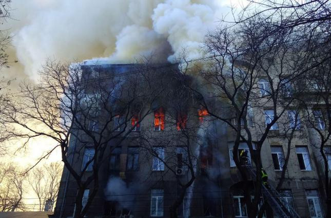 В Одессе вспыхнул пожар в колледже: новые подробности и видео