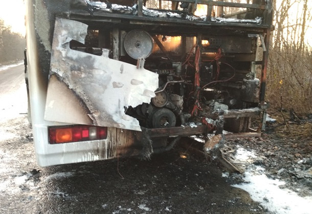 Под Житомиром на ходу загорелся рейсовый автобус, фото