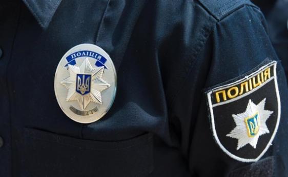 В Киеве трое в масках и с ножами похитили у мужчины сумку с крупной суммой и скрылись