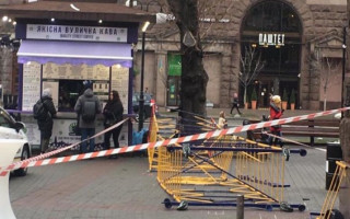 ЧП на Крещатике: на прохожих рухнули строительные леса