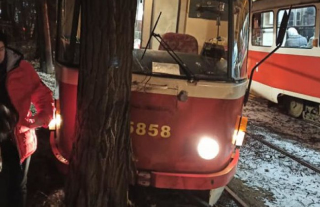 У Києві трамвай влетів у дерево, фото