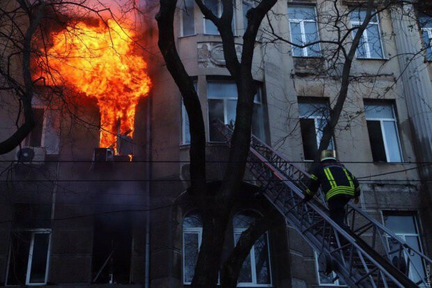 Пожежа в одеському коледжі: рятувальники продовжують діставати тіла з-під завалів