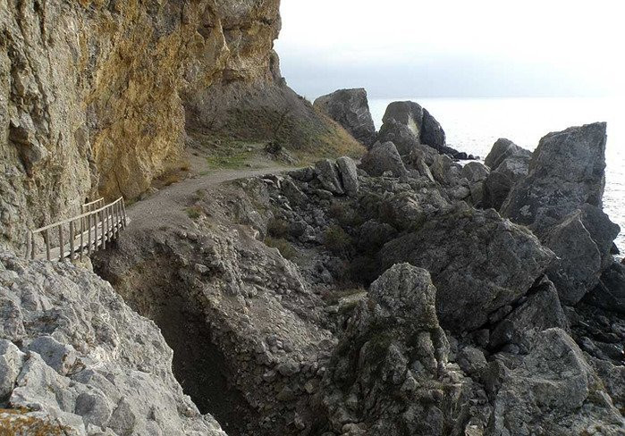Турист зірвався зі скелі в Криму