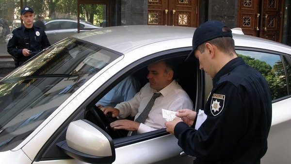 Українських водіїв попередили про незаконні дії інспекторів на дорозі