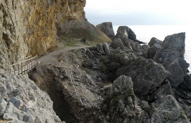 Турист зірвався зі скелі в Криму