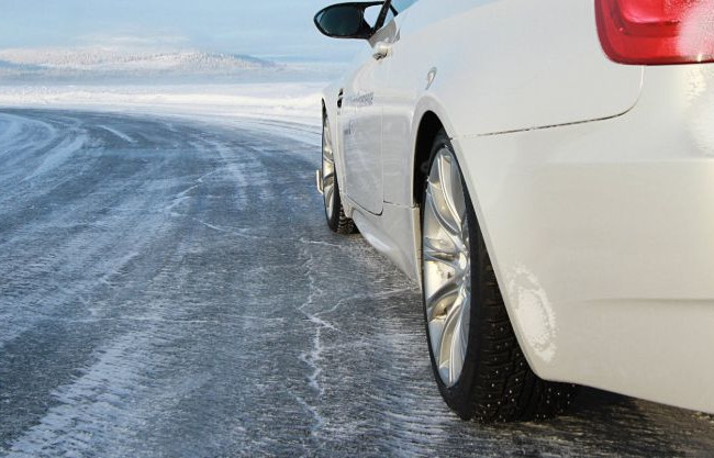 Водителям напомнили, как управлять автомобилем в гололед
